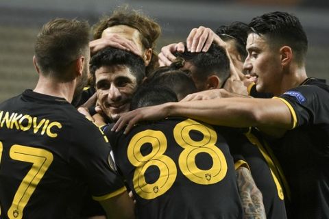 Οι παίκτες της ΑΕΚ πανηγυρίζουν τη νίκη στη Ζόρια