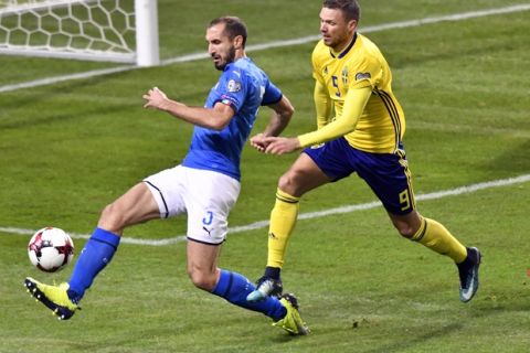 Italy's Giorgio Chiellini, left, and Sweden's Marcus Berg battle for the ball during the World Cup qualifying play-off first leg soccer match between Sweden and Italy, at the Friends Arena in Stockholm, Friday, Nov. 10, 2017. (Jonas Ekstromer/TT via AP)