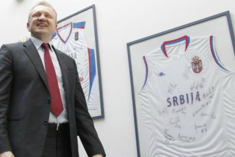 Αποσύρεται ο πρόεδρος της σέρβικης ομοσπονδίας