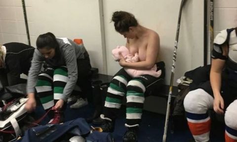 Παίκτρια του χόκεϊ θηλάζει το μωρό της στα αποδυτήρια!
