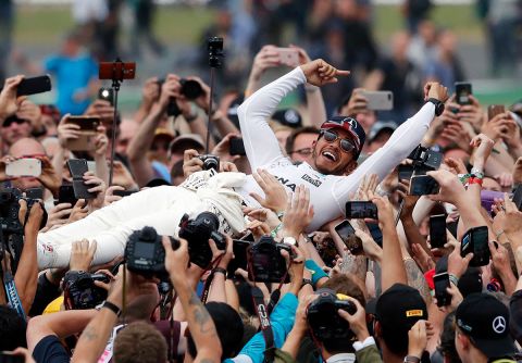 Ο Χάμιλτον πανηγυρίζει το πρωτάθλημα που κατέκτησε με τη Mercedes το 2017