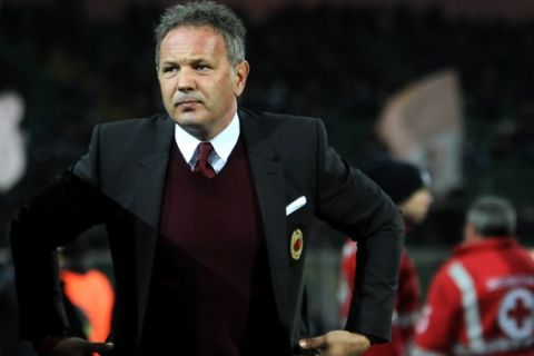 AC Milan's Sinisa Mihajlovic during the Serie A soccer match between Palermo and Milan, in Palermo, Italy,Wednesday Feb. 3,  2016. (AP Photo/Alessandro Fucarini)