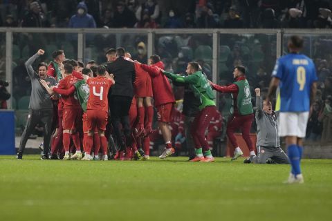 Οι παίκτες της Βόρειας Μακεδονίας πανηγυρίζουν τη νίκη επί της Ιταλίας στα μπαράζ του Μουντιάλ 2022 | 24 Μαρτίου 2022