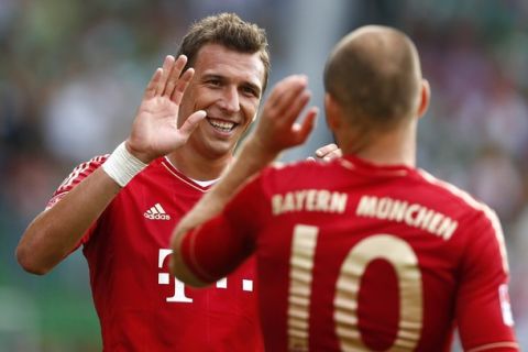 Mario Mandzukic (L) and Arjen Robben of Bayern Munich celebrate their third goal against Spvgg Greuther Fuerth during their German first division Bundesliga soccer match in Fuerth August 25, 2012. Bayern won the match 3-0. REUTERS/Kai Pfaffenbach (GERMANY - Tags: SPORT SOCCER) DFL RULES TO LIMIT THE ONLINE USAGE DURING MATCH TIME TO 15 PICTURES PER GAME. IMAGE SEQUENCES TO SIMULATE VIDEO IS NOT ALLOWED AT ANY TIME. FOR FURTHER QUERIES PLEASE CONTACT DFL DIRECTLY AT + 49 69 650050