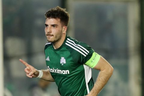 Ο Φώτης Ιωαννίδης πανηγυρίζει το γκολ του στο Παναθηναϊκός - ΑΕΚ
