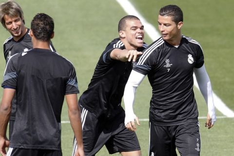 Entrenamiento del Real Madrid en Valdebebas. En la imagen, Cristiano Ronaldo bromea con Pepe. 

Real Madrid training session at Valdebebas. In this picture, Cristiano Ronaldo joking with Pepe.