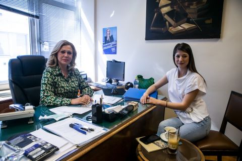 Η Α’ Αντιπρόεδρος του Δ.Σ. της ΕΣΗΕΑ, Αριάδνη Αγάτσα, μαζί με τη συντάκτρια του SPORT24, Μαρία Κουβέλη