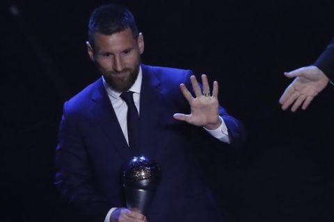 Ο Μέσι παραλαμβάνει το βραβείο του στο the Best FIFA mens player award το 2019
