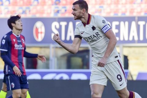 Ο Έντιν Τζέκο πανηγυρίζει το γκολ του με τη φανέλα της Ρόμα κόντρα στην Μπολόνια σε ματς των δύο ομάδων για την Serie A