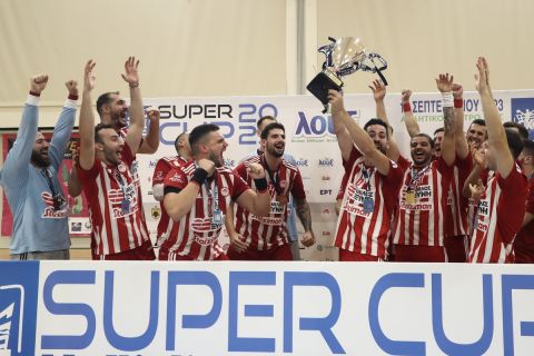 Οι παίκτες της ομάδας χάντμπολ του Ολυμπιακού σηκώνουν το τρόπαιο του Super Cup μετά τη νίκη επί της ΑΕΚ στον τελικό | 18 Σεπτεμβρίου 2023