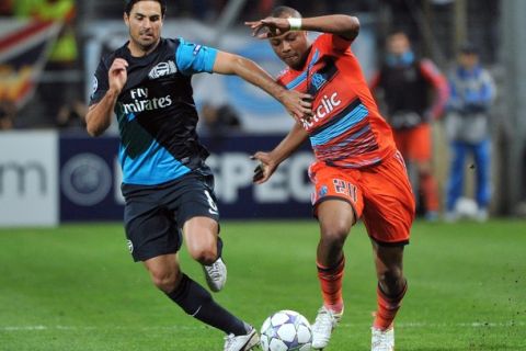 Arsenal's French midfielder Mikel Arteta (L) vies with Marseille's French forward Andre Ayew (R) during the UEFA Champions League football match Marseille vs. Arsenal, on October 19, 2011 at the Velodrome stadium in Marseille, southern France. AFP PHOTO / GERARD JULIEN (Photo credit should read GERARD JULIEN/AFP/Getty Images)