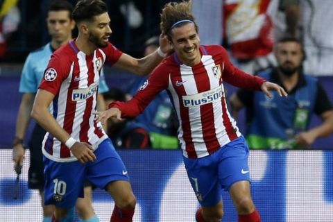 Atletico Madrid's Antoine Griezmann, right, celebrates after scoring the second goal of his team, during the Champions League semifinal second leg soccer match between Atletico Madrid and Real Madrid at the Vicente Calderon stadium in Madrid, Wednesday, May 10, 2017. (AP Photo/Francisco Seco)