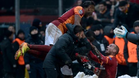Galatasaray's Wesley Sneijder (R) celebrates his goal with Didier Drogba (R) during their UEFA Champions League group B football match on December 11, 2013, at Turk Telekom Arena in Istanbul. AFP PHOTO/BULENT KILIC        (Photo credit should read BULENT KILIC/AFP/Getty Images)