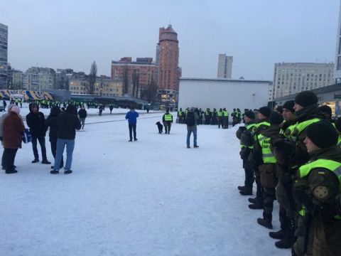 Ισχυρές αστυνομικές δυνάμεις και εκπαιδευμένα σκυλιά έξω απ' το "Ολιμπίσκι"