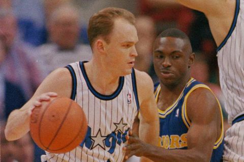 Orlando Magic guard Scott Skiles (4) takes advantage of a pick from teammate Jeff Turner (right) to drive by Golden State?s Avery Johnson (center) during their game on Tuesday, Nov. 23, 1993 at the Orlando Arena. The Magic beat Golden State, 120-107. (AP Photo/Chris O?Meara)