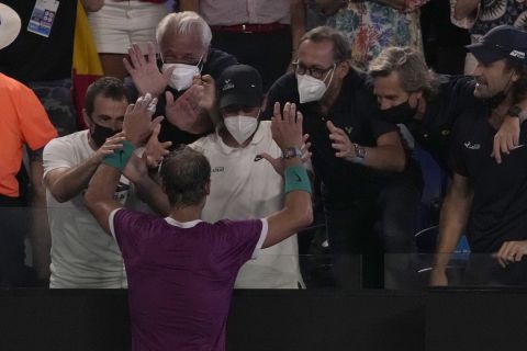 O Ράφα Ναδάλ αγκαλιάζει τον πατέρα και το επιτελείο του μετά την κατάκτηση του Australian Open