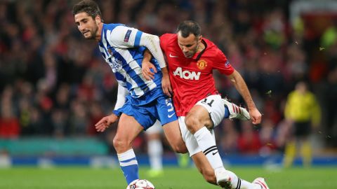MANCHESTER, ENGLAND - OCTOBER 23:  Markel Bergara of Real Sociedad battles for the ball with Ryan Giggs of Manchester United during the UEFA Champions League Group A match between Manchester United and Real Sociedad at Old Trafford on October 23, 2013 in Manchester, England.  (Photo by Alex Livesey/Getty Images)
