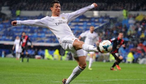 MADRID, SPAIN - MARCH 29:  Cristiano Ronaldo of Real Madrid FC controls the ball during the La Liga match between Real Madrid CF and Rayo Vallecano de Madrid at Santiago Bernabeu stadium on March 29, 2014 in Madrid, Spain.  (Photo by Denis Doyle/Getty Images)