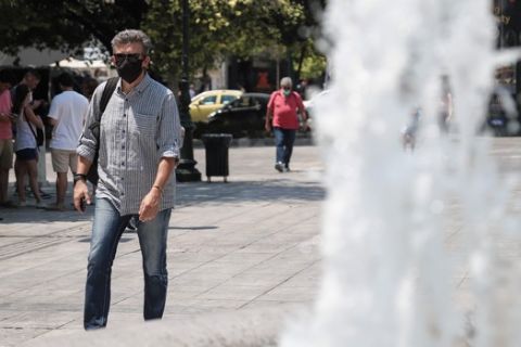 Στιγμιότυπο από το κέντρο της Αθήνας το Σάββατο 1 Αυγούστου 2020. Η ζέστη και η δυσφορία ήρθαν να προστεθούν στα νέα μέτρα που επιβάλλουν οι αρχές για μείωση των κρουσμάτων κορονοϊού στην Αθήνα και την υπόλοιπη χώρα. Η πλειοψηφία των κατοίκψν φορά μάσκα ακόμα και στο δρόμο και όχι μόνο σε κλειστούς χώρους όπως αποφάσισε η κυβέρνηση, έπειτα από την αύξηση των κρουσμάτων που παρατηρείται τις τελευταίες ημέρες. 
(EUROKINISSI/ΒΑΣΙΛΗΣ ΡΕΠΑΜΠΗΣ)