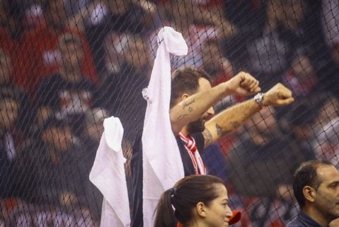 Έβγαλαν λευκές πετσέτες για τον Γιαννακόπουλο οι οπαδοί του Ολυμπιακού!