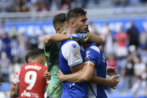Οι παίκτες της Αλαβές πανηγυρίζουν γκολ που σημείωσαν κόντρα στην Ατλέτικο για τη La Liga στο "Μεντιθορόθα", Βιτόρια | Σάββατο 25 Σεπτεμβρίου 2021