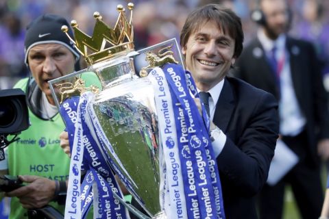 Chelsea's manager Antonio Conte holds the trophy after the English Premier League soccer match between Chelsea and Sunderland at Stamford Bridge stadium in London, Sunday, May 21, 2017. (AP Photo/Frank Augstein)