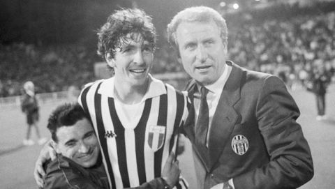 Ο Πάολο Ρόσι με τον προπονητή του, Τζιοβάνι Τραπατόνι μετά την κατάκτηση του Κυπέλλου Πρωταθλητριών από τη Γιουβέντους