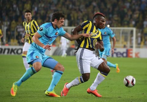 Feyenoord's Eric Botteghin, left, tries to stop Fenerbahce Emmanuel Emenike, right, during the Europa League group A soccer match between Fenerbahce and Feyenoord, in Istanbul, Thursday, Sept. 29, 2016. (AP Photo)