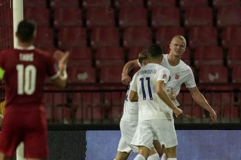 Οι παίκτες της Νορβηγίας πανηγυρίζουν το γκολ του Έρλινγκ Χάλαντ κόντρα στη Σερβία σε παιχνίδι για το Nations League στο Βελιγράδι