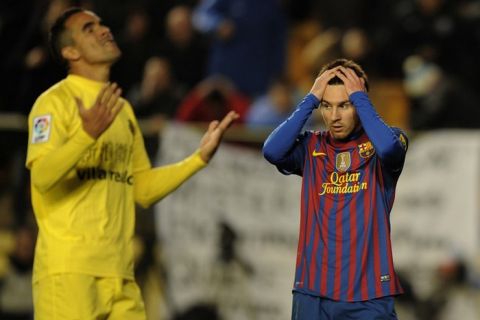 Barcelona's Argentinian forward Lionel Messi (R) reacts during the Spanish league football match Villareal CF vs Barcelona on January 28, 2012 at El Madrigal stadium in Villareal. The match ended in a 0-0 draw. AFP PHOTO/ JOSE JORDAN (Photo credit should read JOSE JORDAN/AFP/Getty Images)