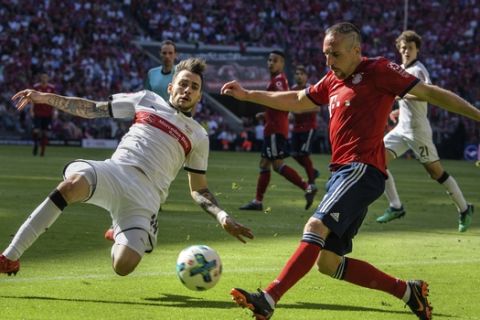 Stuttgart's Anastasios Donis, left, and Bayern's Franck Ribery challenge for the ball during the Bundesliga soccer match between Bayern Munich and VfB Stuttgart in Munich, southern Germany, Saturday, May 12, 2018.  (Matthias Balk/dpa via AP)