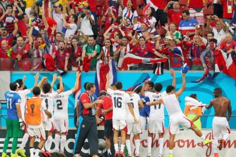 RECIFE, BRAZIL - JUNE 29:  (CHINA OUT, SOUTH KOREA OUT) Costa Rica players celebrate the win after the 2014 FIFA World Cup Brazil Round of 16 match between Costa Rica and Greece at Arena Pernambuco on June 29, 2014 in Recife, Brazil.  (Photo by The Asahi Shimbun via Getty Images)