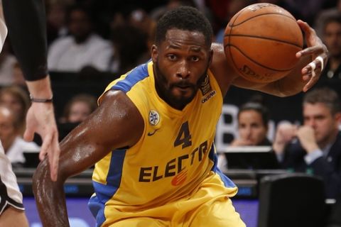 Maccabi Tel Aviv's Jeremy Pargo (4) drives against the Brooklyn Nets during the second quarter of an NBA preseason basketball game Tuesday, Oct. 7, 2014, in New York.  Brooklyn won 111-94. (AP Photo/Jason DeCrow)  