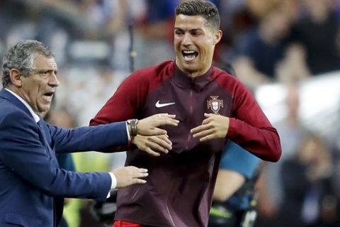Ο Φερνάντο Σάντος με τον Κριστιάνο Ρονάλντο κατά τη διάρκεια του τελικού του Euro 2016 μεταξύ της Γαλλίας και της Πορτογαλίας