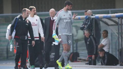 Goalkeeper of Ac Milan Gianluigi Donnarumma (R) leaves the field after injured during Serie A soccer match Chievo Verona - Milan in Verona, Italy, 13 March 2016. ANSA/FILIPPO VENEZIA