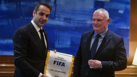 Έπεσαν οι υπογραφές στο μνημόνιο ανάμεσα σε Κυβέρνηση και FIFA-UEFA