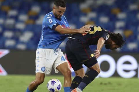 Ο Κώστας Μανωλάς σε διεκδίκηση της μπάλας με τον Ματία Ντέστρο σε αγώνα της Νάπολι με την Τζένοα για την Serie A