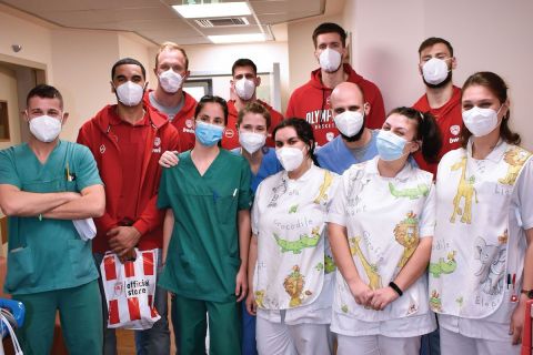 Οι παίκτες του Ολυμπιακού κατά την επίσκεψη τους στο Ιατρικό Κέντρο Αθηνών
