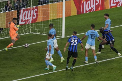 Inter Milan's Romelu Lukaku, right, misses a scoring chance during the Champions League final soccer match between Manchester City and Inter Milan at the Ataturk Olympic Stadium in Istanbul, Turkey, Saturday, June 10, 2023. (AP Photo/Thanassis Stavrakis)