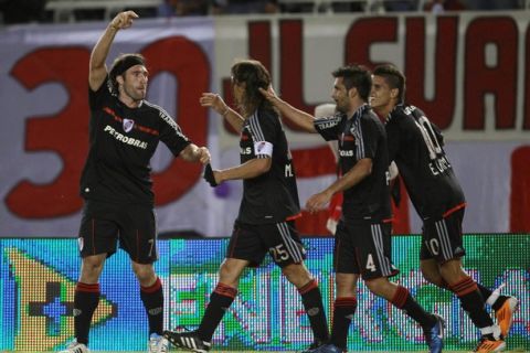 River Plate's Mariano Pavone (L) celebrates with teammates Matias Almeyda (2nd L), Paulo Ferrari and Erik Lamela (R) after he scored a goal against Banfield in their Argentine First Division soccer match in Buenos Aires April 9, 2011. REUTERS/Marcos Brindicci (ARGENTINA - Tags: SPORT SOCCER)