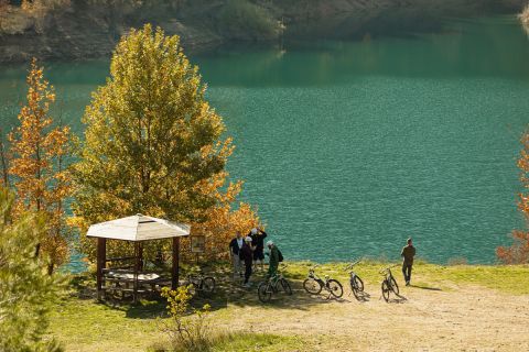 Ώρα ξεκούρασης για τους ποδηλάτες δίπλα από τη λίμνη