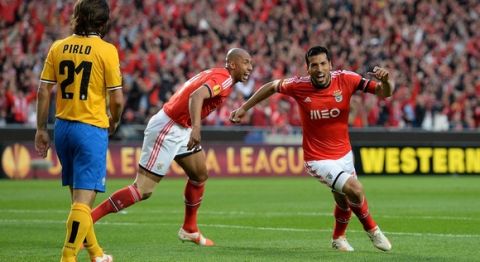 Benfica's Argentinian defender Ezequiel Garay (R) celebrates after scoring the opening goal during the UEFA Europa League semifinal first leg football match SL Benfica vs Juventus at the Luz stadium in Lisbon on April 24, 2014.   AFP PHOTO/ FRANCISCO LEONG        (Photo credit should read FRANCISCO LEONG/AFP/Getty Images)