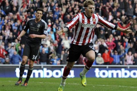 Sunderland's Nicklas Bendtner (R) celebrates scoring against Liverpool during their English Premier League soccer match in Sunderland, northern England March 10, 2012. REUTERS/Nigel Roddis (BRITAIN - Tags: SPORT SOCCER) FOR EDITORIAL USE ONLY. NOT FOR SALE FOR MARKETING OR ADVERTISING CAMPAIGNS. NO USE WITH UNAUTHORIZED AUDIO, VIDEO, DATA, FIXTURE LISTS, CLUB/LEAGUE LOGOS OR "LIVE" SERVICES. ONLINE IN-MATCH USE LIMITED TO 45 IMAGES, NO VIDEO EMULATION. NO USE IN BETTING, GAMES OR SINGLE CLUB/LEAGUE/PLAYER PUBLICATIONS
