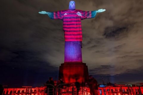 Στα χρώματα της Φλαμένγκο το άγαλμα του Ιησού στο Ρίο Ντε Τζανέιρο