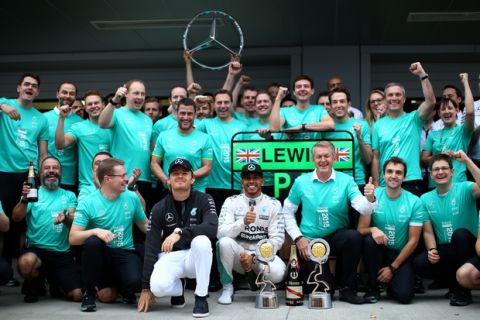 SOCHI, RUSSIA - OCTOBER 11:  Lewis Hamilton of Great Britain and Mercedes GP celebrates with his team including Nico Rosberg of Germany and Mercedes GP after winning the Formula One Grand Prix of Russia at Sochi Autodrom on October 11, 2015 in Sochi, Russia.  (Photo by Mark Thompson/Getty Images)