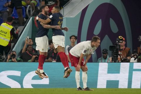 Ο Κιλιάν Εμπαπέ της Γαλλίας πανηγυρίζει με τον Τεό Ερναντέζ γκολ που σημείωσε κόντρα στη Δανία για τη φάση των ομίλων του Παγκοσμίου Κυπέλλου 2022 στο "Στάδιο 974", Ντόχα | Σάββατο 26 Νοεμβρίου 2022