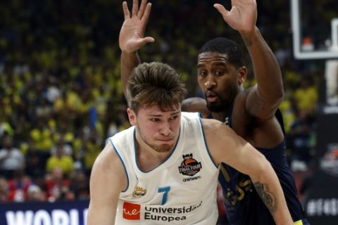 Real Madrid's Luka Doncic dribbles past Fenerbahce's Brad Wanamaker during their Final Four Euroleague final basketball match between Real Madrid and Fenerbahce in Belgrade, Serbia, Sunday, May 20, 2018. (AP Photo/Darko Vojinovic)