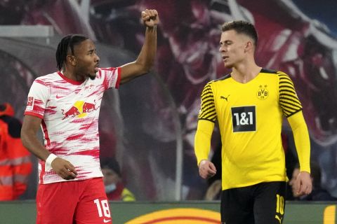 Ο Κριστοφέρ Ενκουνκού της Λειψίας πανηγυρίζει γκολ που σημείωσε κόντρα στην Ντόρτμουντ για την Bundesliga 2021-2022 στη "Ρεντ Μπουλ Αρένα", Λειψία | Σάββατο 6 Νοεμβρίου 2021