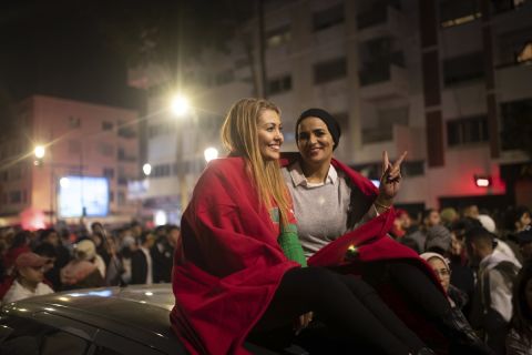 Δύο Μαροκινές πάνω σε αυτοκίνητο με σημαία της χώρας τους μετά την πρόκριση
