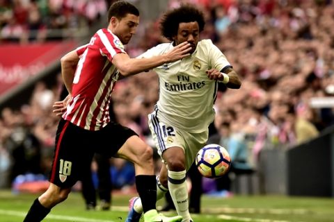 Real Madrid's Marcelo Vieira, right, duels for the ball with Athletic Bilbao's Oscar de Marcos during the Spanish La Liga soccer match between Real Madrid and Athletic Bilbao, at San Mames stadium, in Bilbao, northern Spain, Saturday, March 18, 2017. (AP Photo/Alvaro Barrientos)